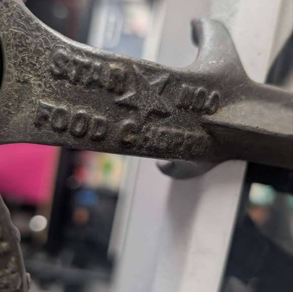 Vintage Manual Metal Grinder - Picture 4 of 5